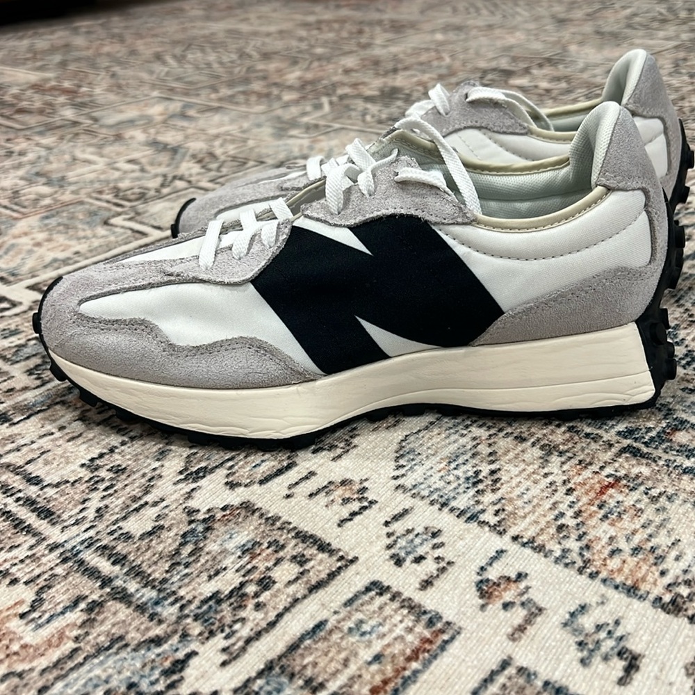 New Balance 327 Women’s Size 9 White Black